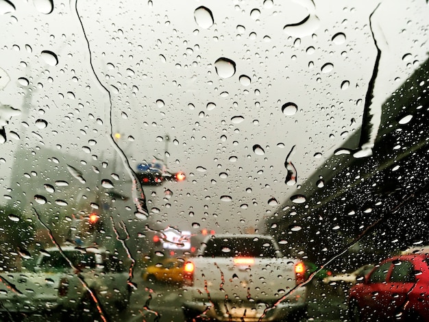 Cómo conducir de manera segura bajo la lluvia o nieve